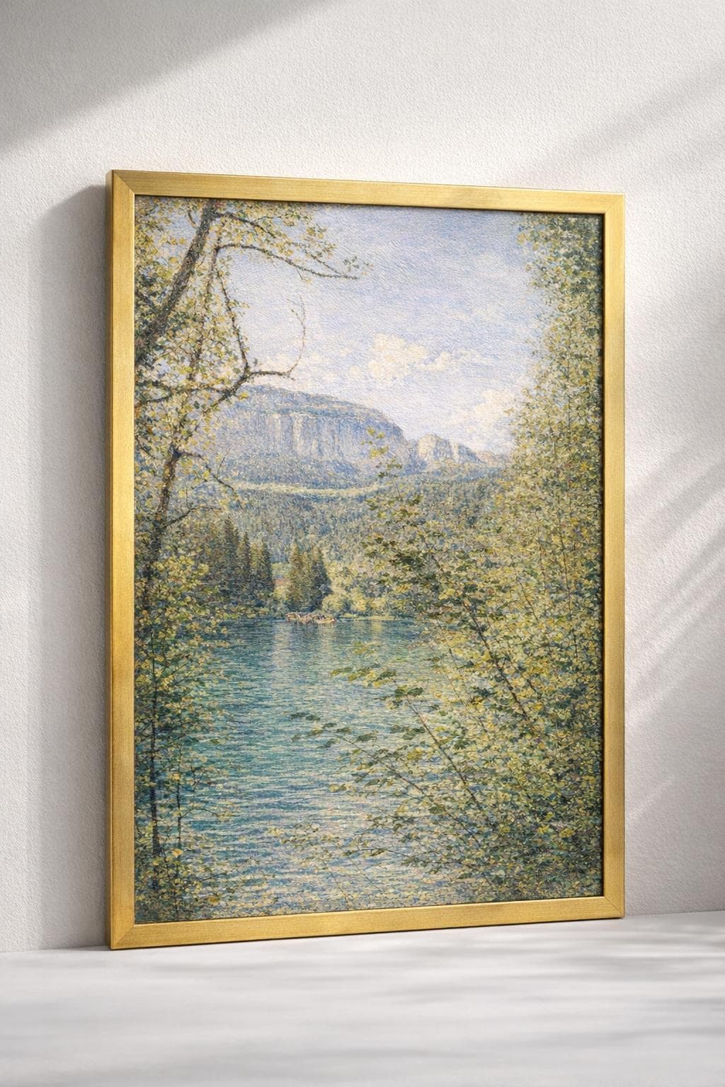 Kunstwerk als Leinwanddruck in einem goldenen Rahmen – Produktbeispiel aus unserem Katalog.